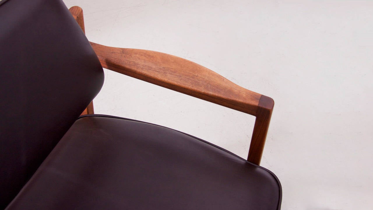 Jens Risom Armchair in Walnut and Leather by Jens Risom Inc. In Excellent Condition For Sale In Maastricht, NL