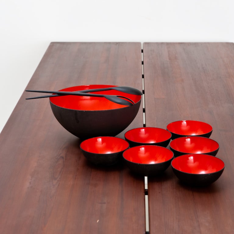 Black and red salad set from the Krenit range. Designed by Herbert Krenchel in 1953. He won the Gold Medal at the 1954 Milan Triennale for the design. The set consists of a large bowl and 6 small ones, respectively approximately 25 cm wide and 11.5