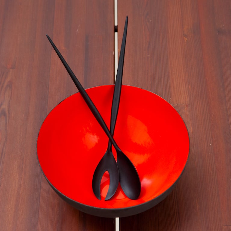 Mid-20th Century Black and red Krenit salad bowls with serving spoons