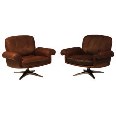 Pair De Sede leather DS31 sidechairs on swivel Pair De Sede leather DS31 sidechairs on swivel