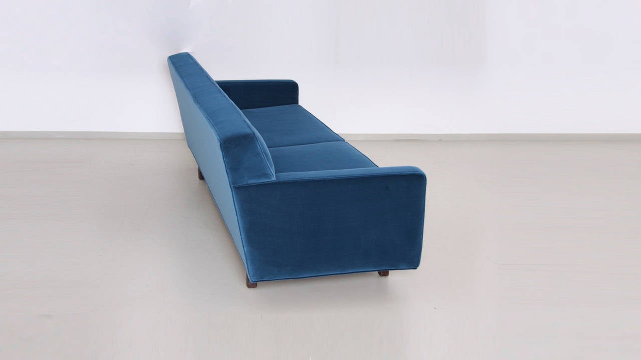 New Upholstered Edward Wormley Sofa in Indigo Dedar Fabric for Dunbar In Excellent Condition For Sale In Maastricht, NL