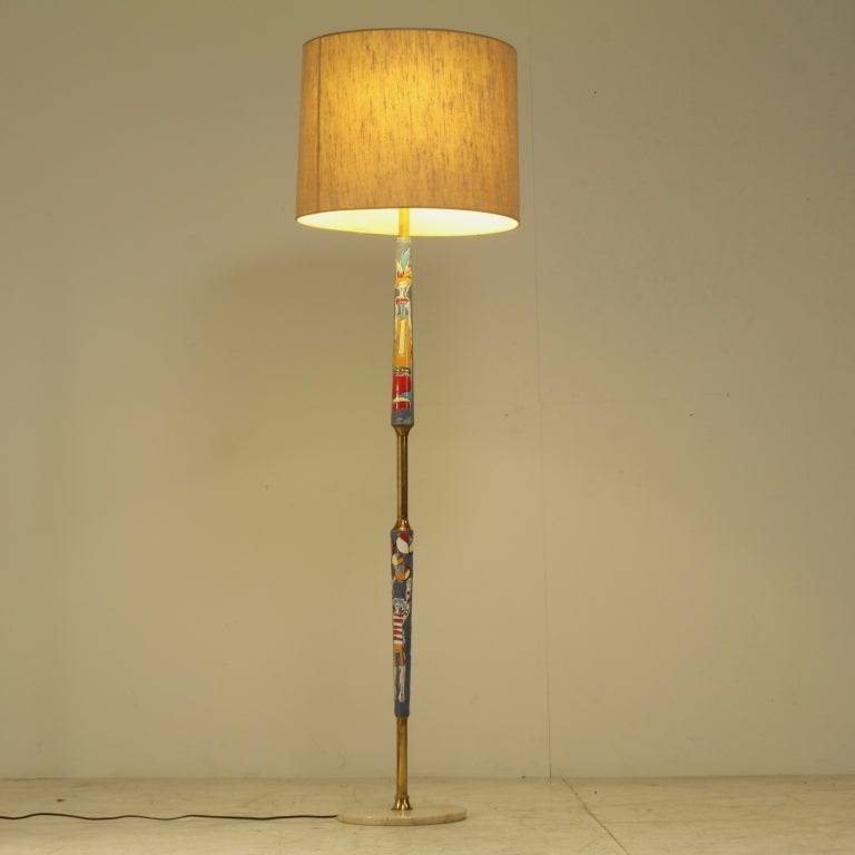 Italian 1950s floor lamp with Fornasetti style figures in ceramic on the brass stem. Rare and exceptional piece in excellent condition.

* This piece is offered to you by Bloomberry, Amsterdam *