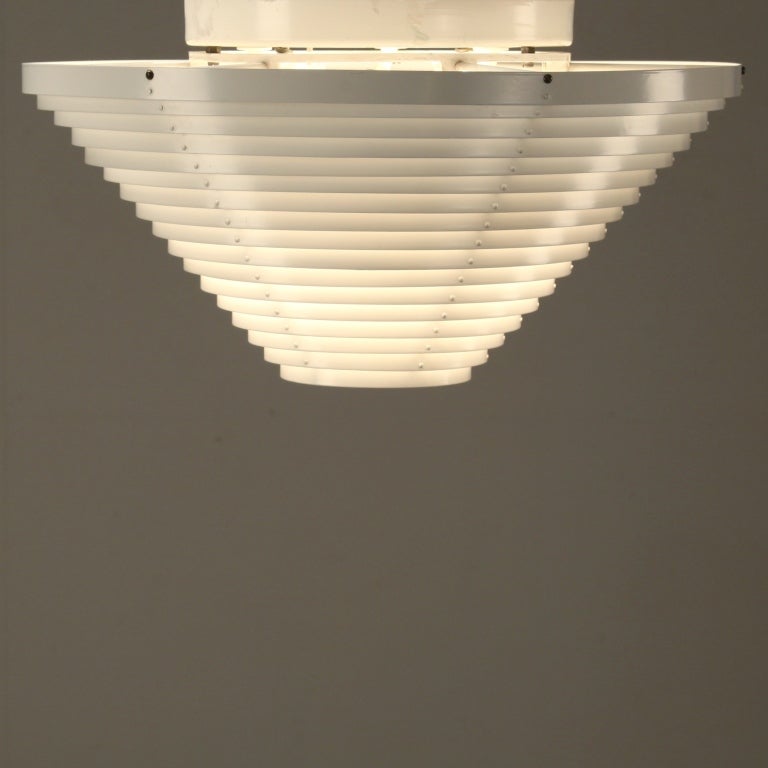 This model A622 was originally designed for the National Pensions building in Helsinki (designed by Aalto, 1949-52). The lamp is made of louvered, white lacquered steel rings.
It gives a wonderful light and is a very elegant and architectural lamp.