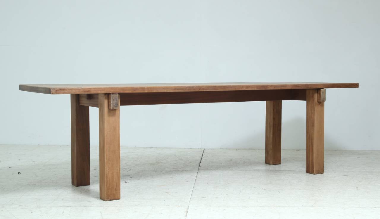 Ein atemberaubender 'Brazil'-Tisch von Charlotte Perriand in schönem dunklem Teakholz. Charlotte Perriand hat diesen Tisch ursprünglich selbst entworfen und als Konsolentisch in ihrer Wohnung in Rio de Janeiro verwendet. Er hat die großartige