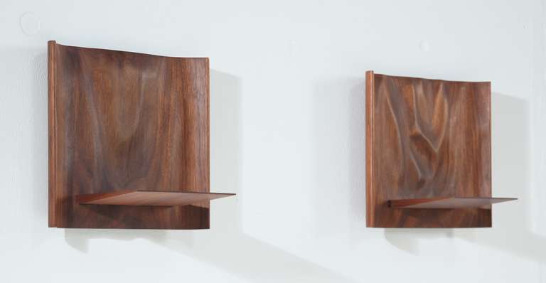 A pair of sculptural wooden (walnut) wall shelves by American woodworker Roger Sloan. Signed underneath and in perfect condition.
Reminiscent of Phillp Lloyd Powell.