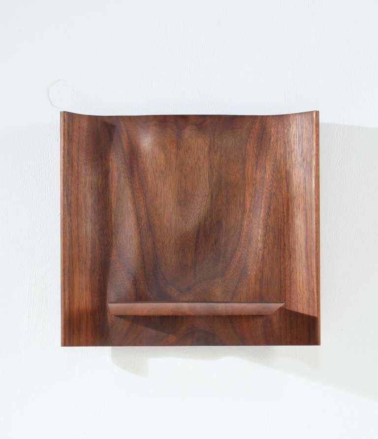 Pair of Sculptural Wooden Wall Shelves by Roger Sloan In Excellent Condition For Sale In Maastricht, NL
