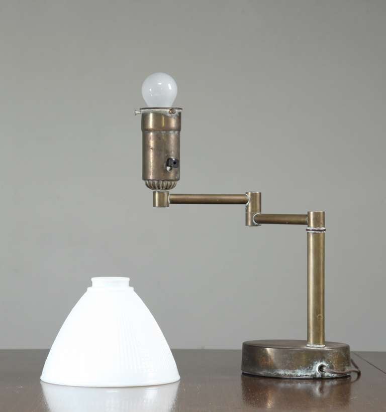 A Walter Von Nessen Swing-Arm Table Lamp in Brass. American, 1950s In Excellent Condition For Sale In Maastricht, NL
