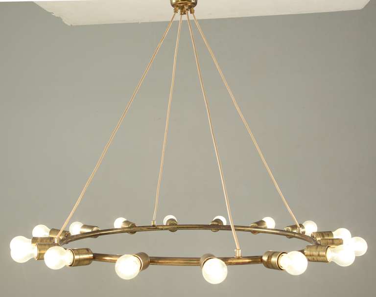 A large and minimalistic brass circular chandelier In Excellent Condition In Maastricht, NL