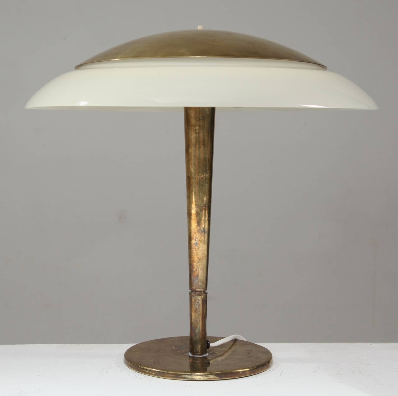 Paavo Tynell 5061 Taito Table Lamp, Brass and Opaline Glass, Finland, 1940s In Excellent Condition For Sale In Maastricht, NL