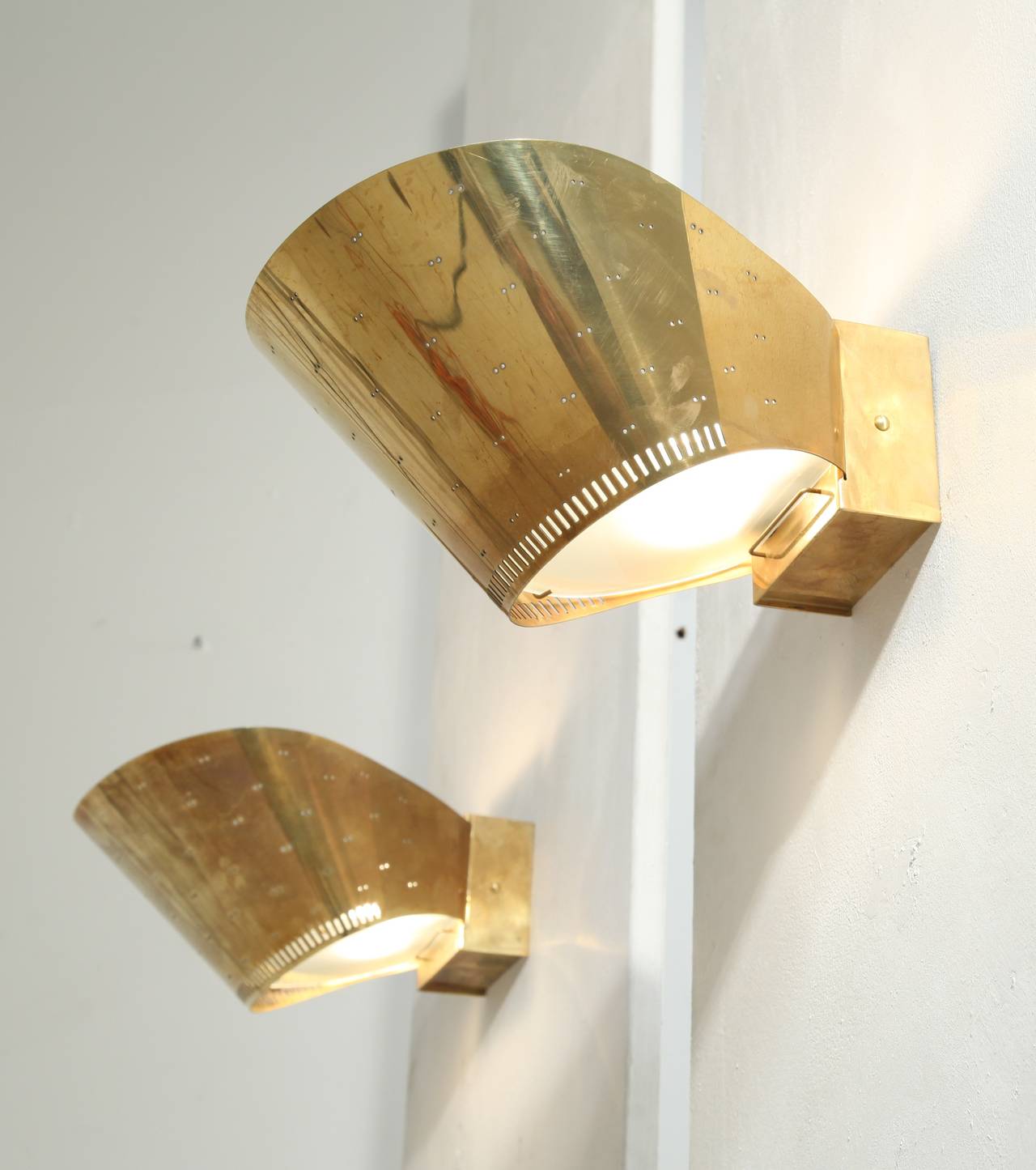 Belle paire de grands appliques murales Paavo Tynell modèle 9466 avec diffuseurs en verre dépoli. Les appliques donnent une merveilleuse lumière à la fois vers le haut et vers le bas.
Chaque lampe contient deux ampoules.