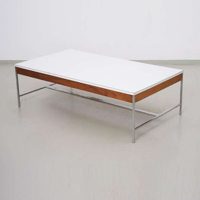 Rare George Nelson 5751 coffee table by Herman Miller that was often used with Nelson Modular Sofas. Table has some chips on the edges but in overall very good original condition.