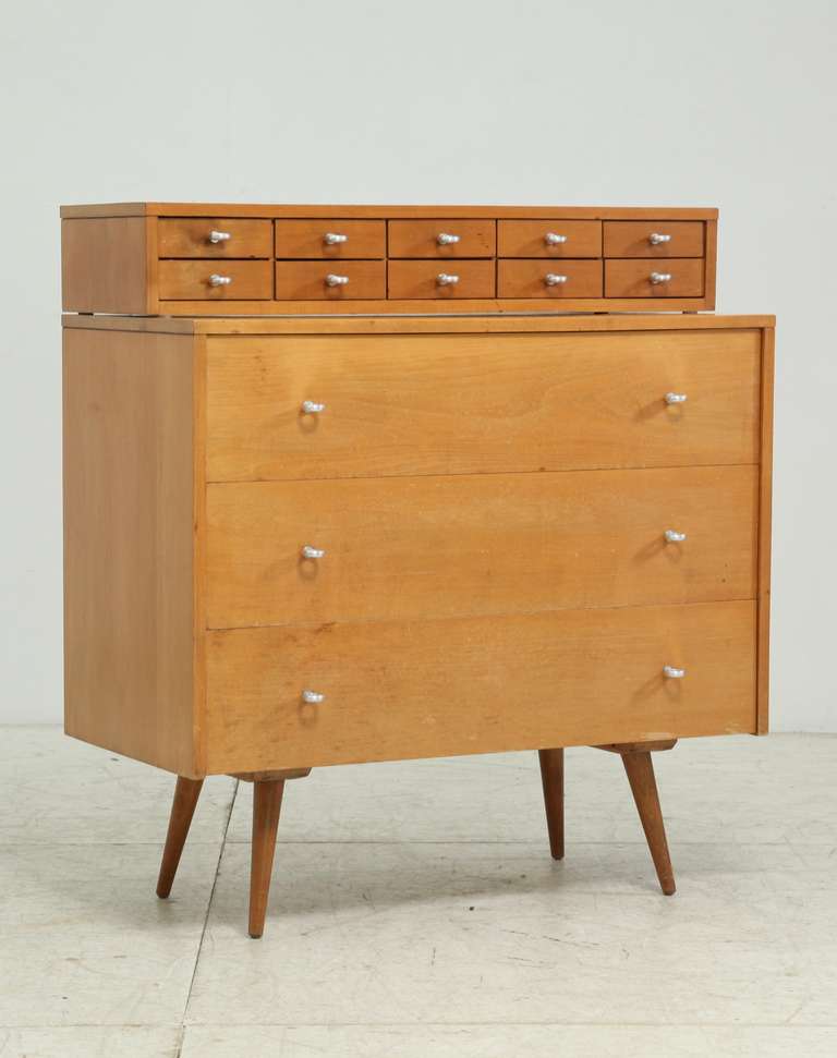 Rare combination of a chest of drawers with a jewelry chest on top.
The main chest holds three drawers over the full width. The jewelry chest has 10 small drawers. It is a modulair set, so the jewelry chest can also be located somewhere else.
