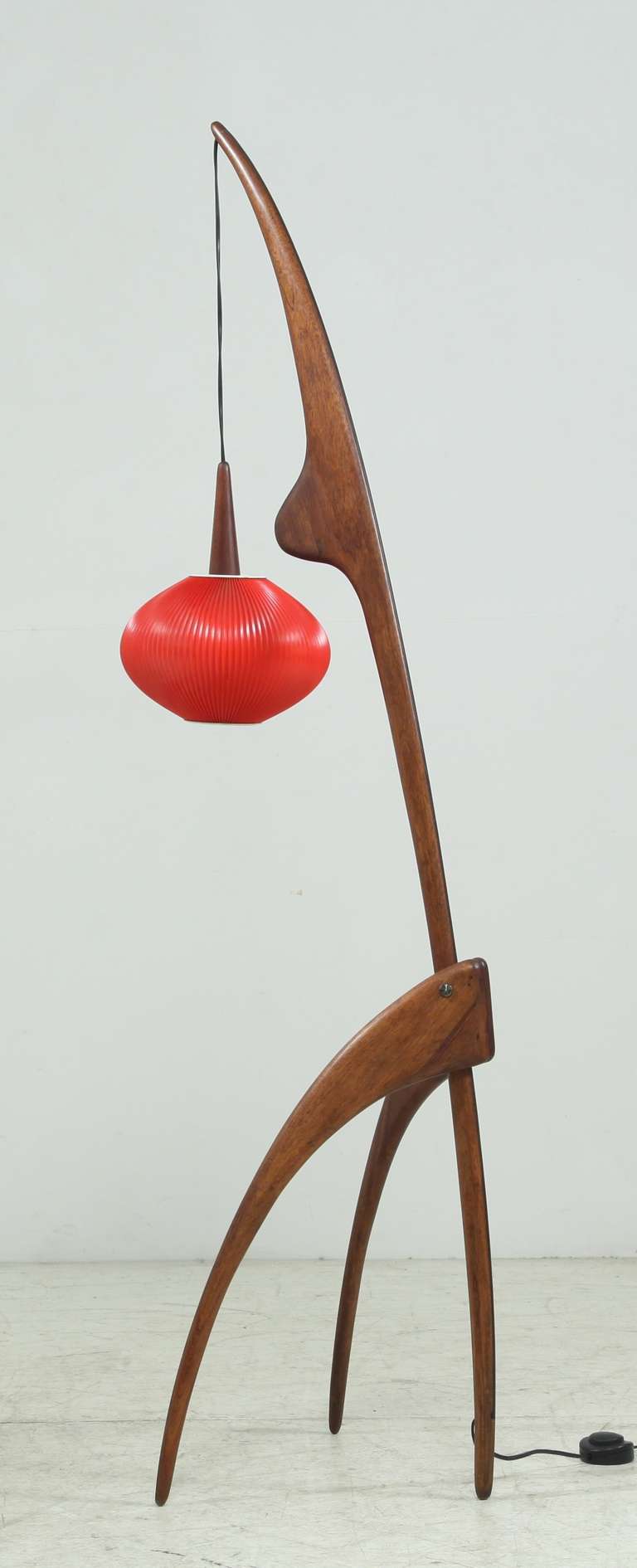 Iconic in its kind, this Rispal floor lamp is a beautiful Classic piece, with a rare to find red shade.
This model is inspired by the work of artist Jean (Hans) Arp.