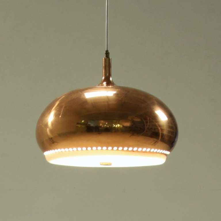 A full copper round pendant with perforations in the edge underneath. It has a diffuser of old plastic. There is a small dent in the copper, but in an overall good condition.

* This piece is offered to you by Bloomberry, Amsterdam *