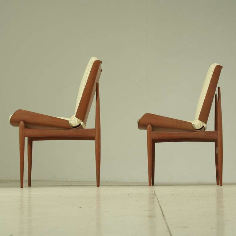 Mid-Century Modern Pair 1950s Folded Plywood Sidechairs with White Leather Seatpads For Sale