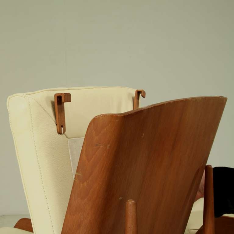 Pair 1950s Folded Plywood Sidechairs with White Leather Seatpads In Excellent Condition For Sale In Maastricht, NL