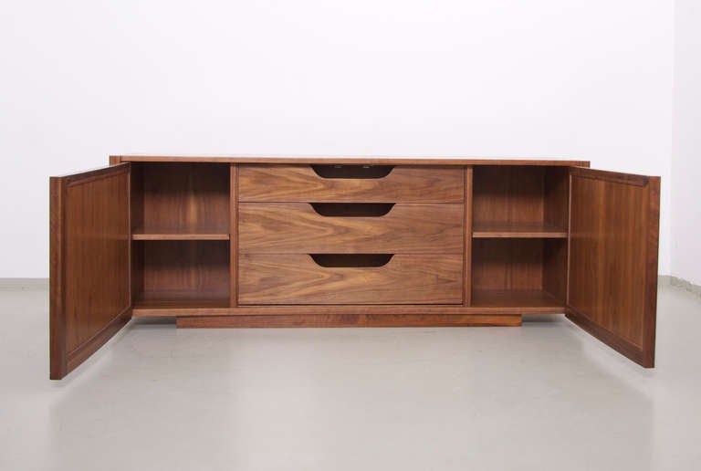 Curved George Nakashima Sideboard for Widdicomb in Walnut In Excellent Condition In Maastricht, NL