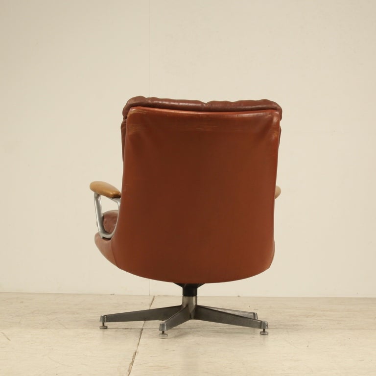 Leather Lounge Chair on Swivel by  Strassle In Good Condition For Sale In Maastricht, NL
