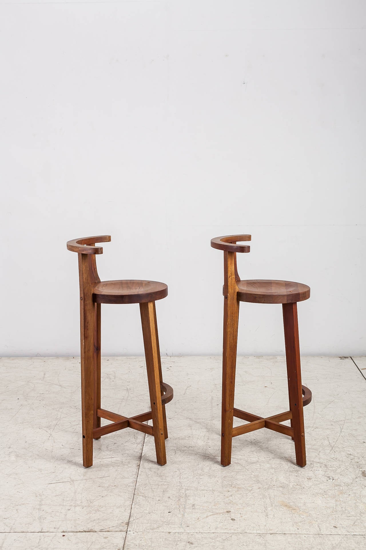 A pair of American studio crafted wooden bar stools with rounded back rest.
The wood has beautiful connections and is in a great vintage condition.