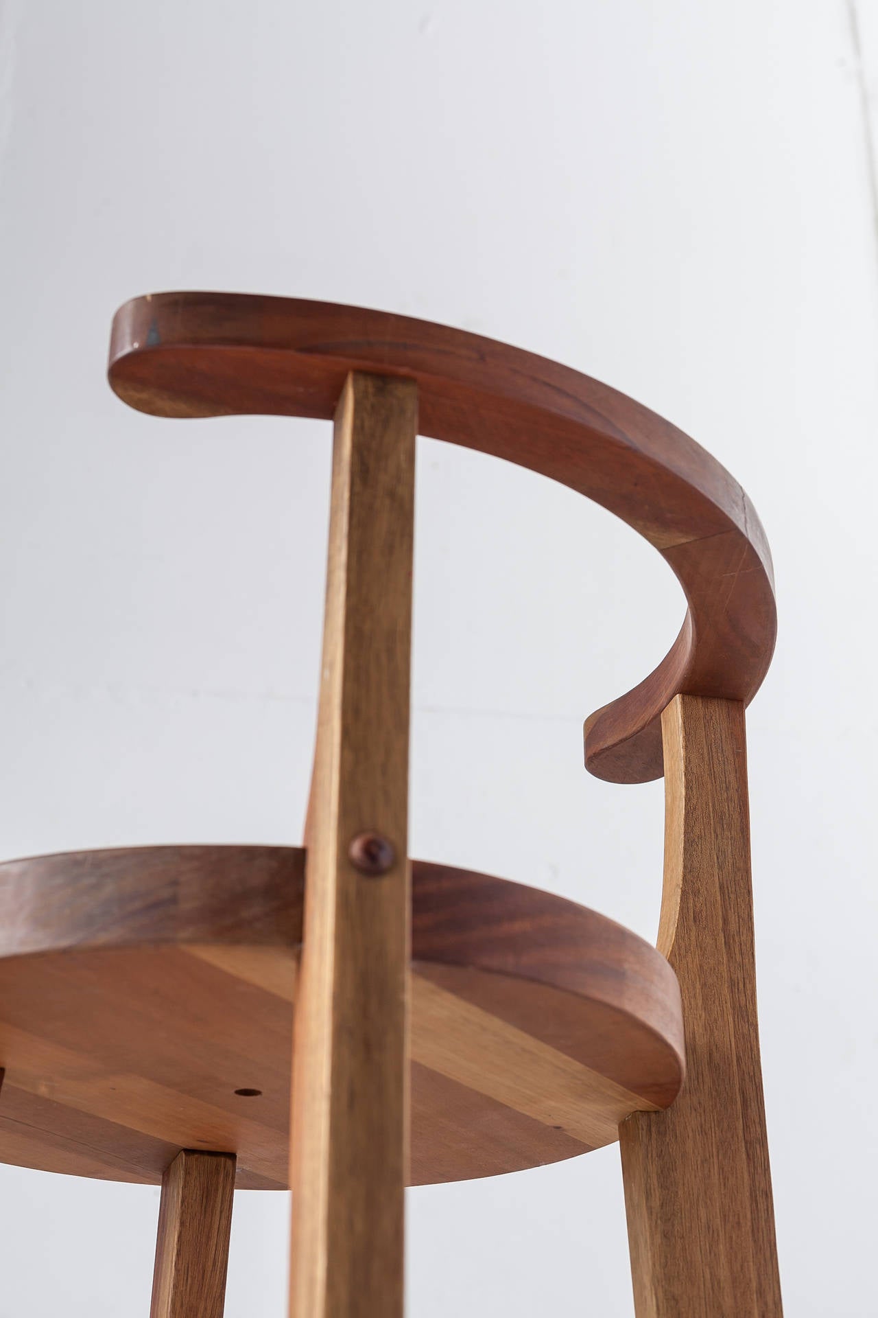 Pair Studio crafted wooden bar stools with rounded back rests In Good Condition For Sale In Maastricht, NL