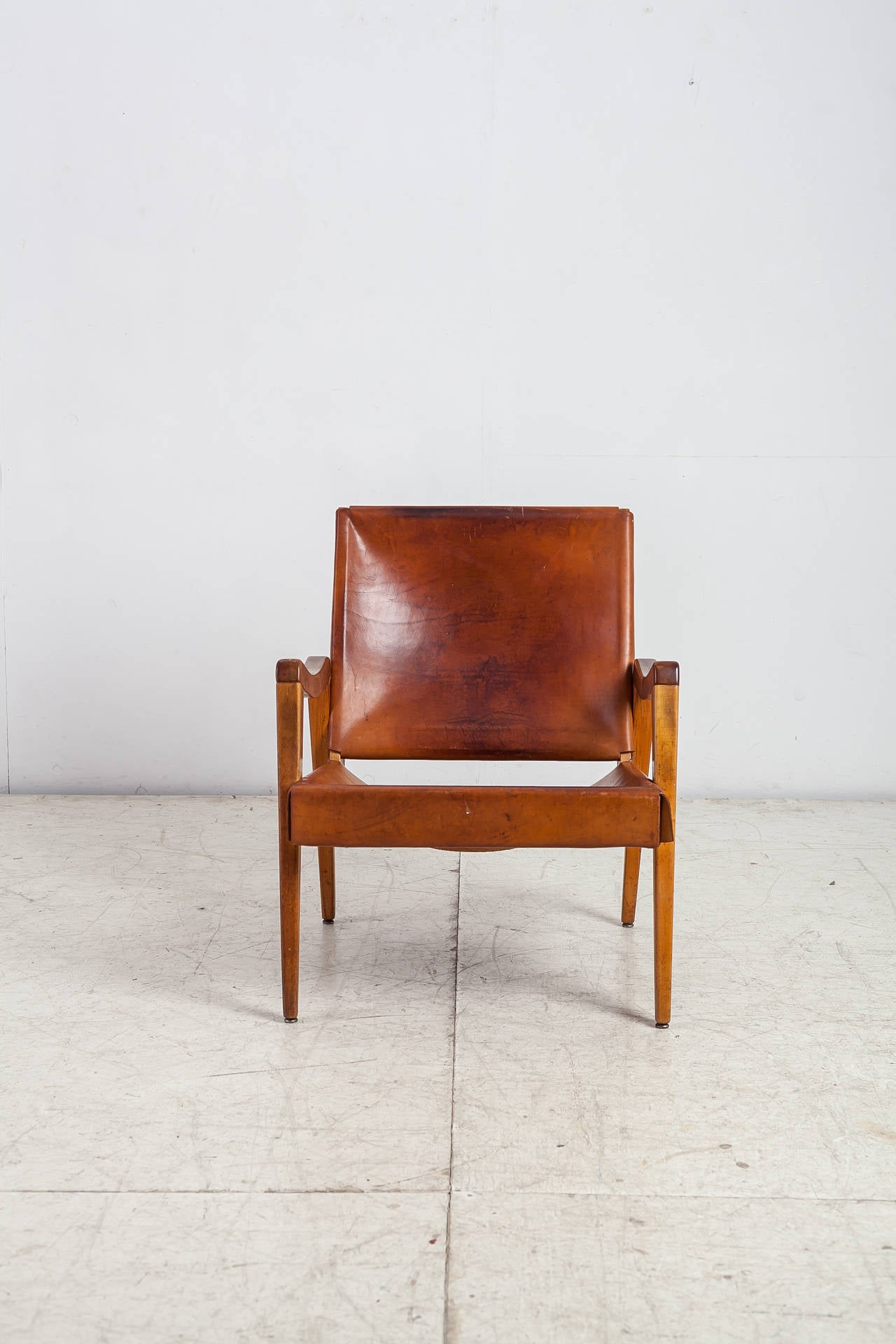 Maple Leather Lounge Chair with a Beautiful Patina For Sale 1