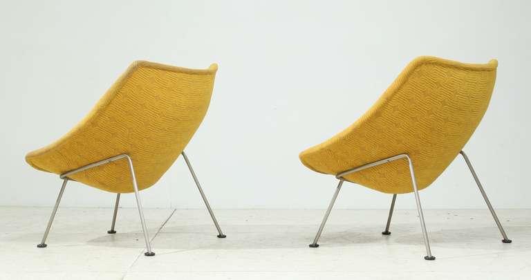 A pair of the classic F157 'Oyster' lounge chairs by Pierre Paulin for Artifort, designed in 1960. The chairs with the original yellow fabric upholstery rest on a beautiful, minimalistic chrome frame.

Upholstery needs replacement