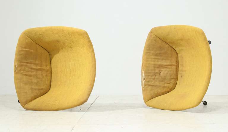 Dutch Pair of Pierre Paulin Oyster Chairs with Original Upholstery For Sale