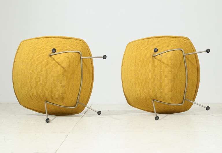 Pair of Pierre Paulin Oyster Chairs with Original Upholstery In Good Condition For Sale In Maastricht, NL