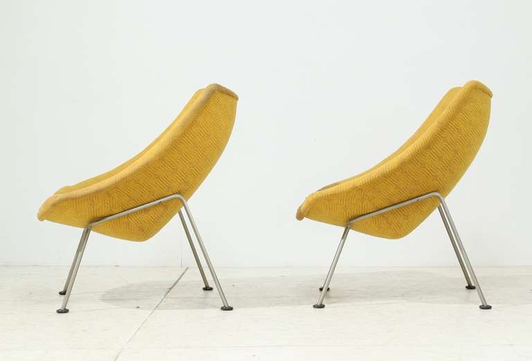 Chrome Pair of Pierre Paulin Oyster Chairs with Original Upholstery For Sale