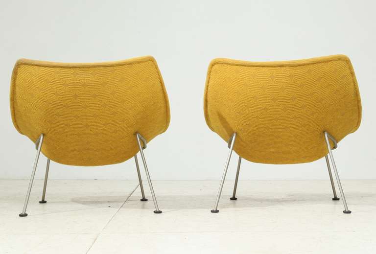 Pair of Pierre Paulin Oyster Chairs with Original Upholstery For Sale 2