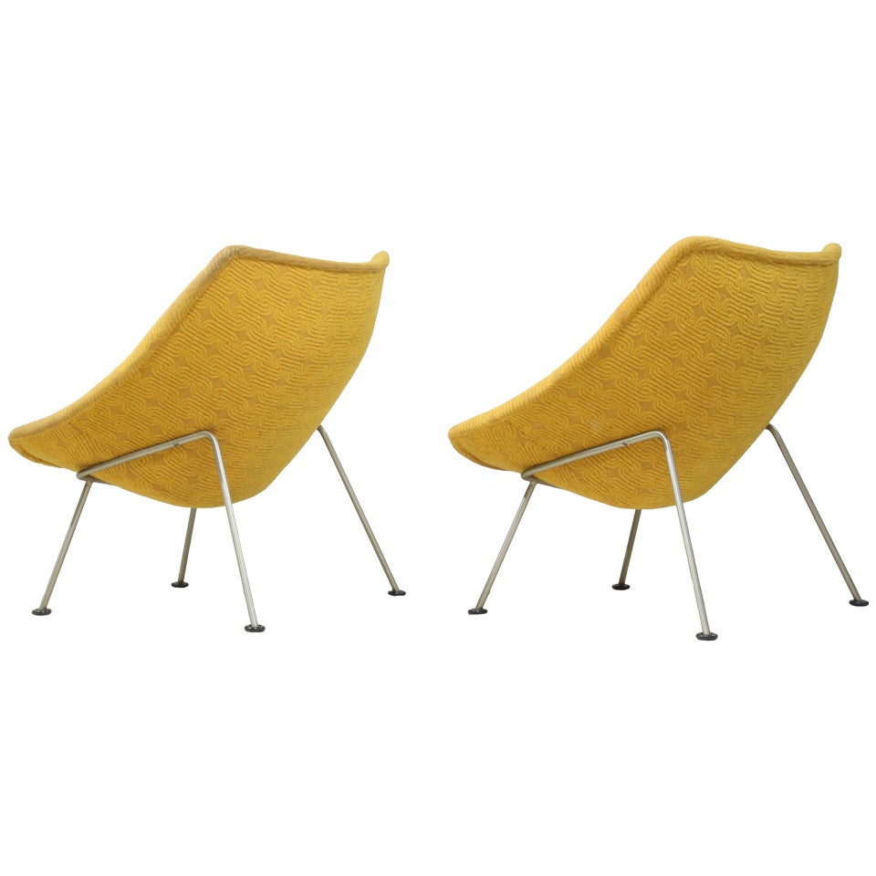 Pair of Pierre Paulin Oyster Chairs with Original Upholstery For Sale