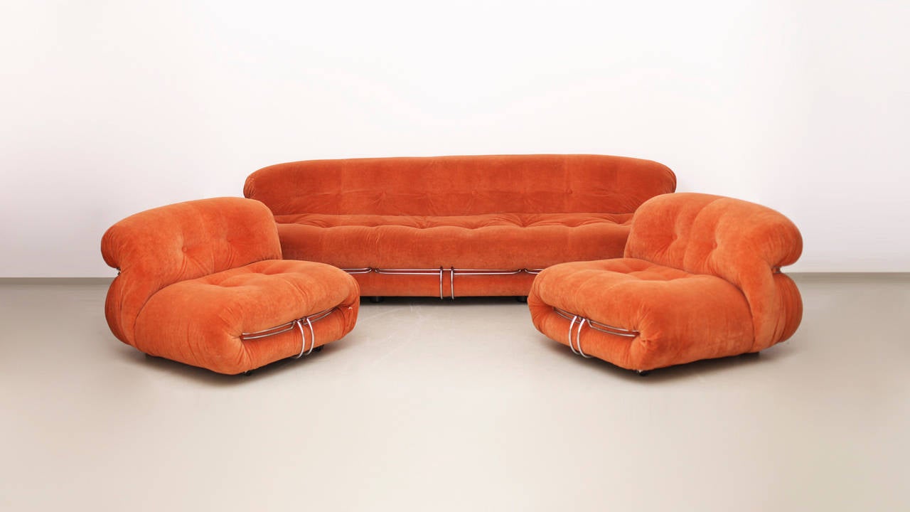 Soriana set designed by Afra and Tobia Scarpa, manufactured by Atelier International. Pair of chairs and sofa in orange velvet upholstery and chrome-plated frame. This set can be reupholstered in our own atelier in leather or fabric.

Dimensions