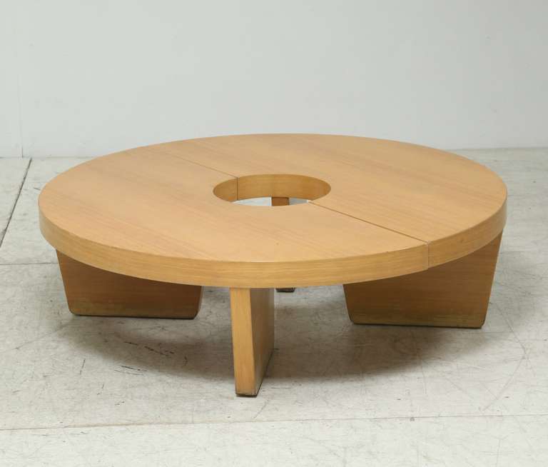 The Nuclear coffee table by Harvey Probber can be be placed in the circular position as per this first picture or in an end to end configuration.
* This piece is offered to you by Bloomberry, Amsterdam *