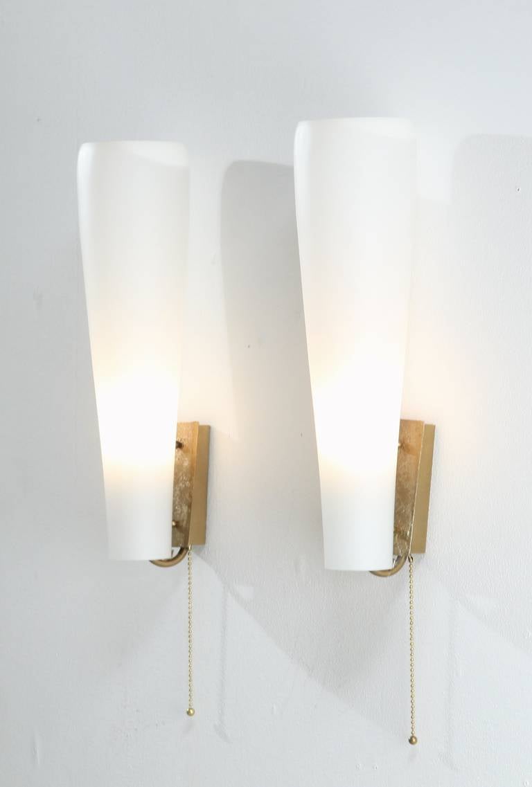 Beautiful, simple and elegant wall appliques, opaline shades with brass coated wall mounts and ball chain. Ideal bedside lamps.
Diameter of the shade is 10,5 cm at the widest part and 6 cm at the most narrow part.

* This set is offered to you by