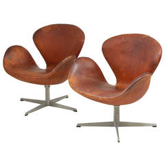 Pair of Arne Jacobsen Swan Chairs with Side Table, 1969 Edition