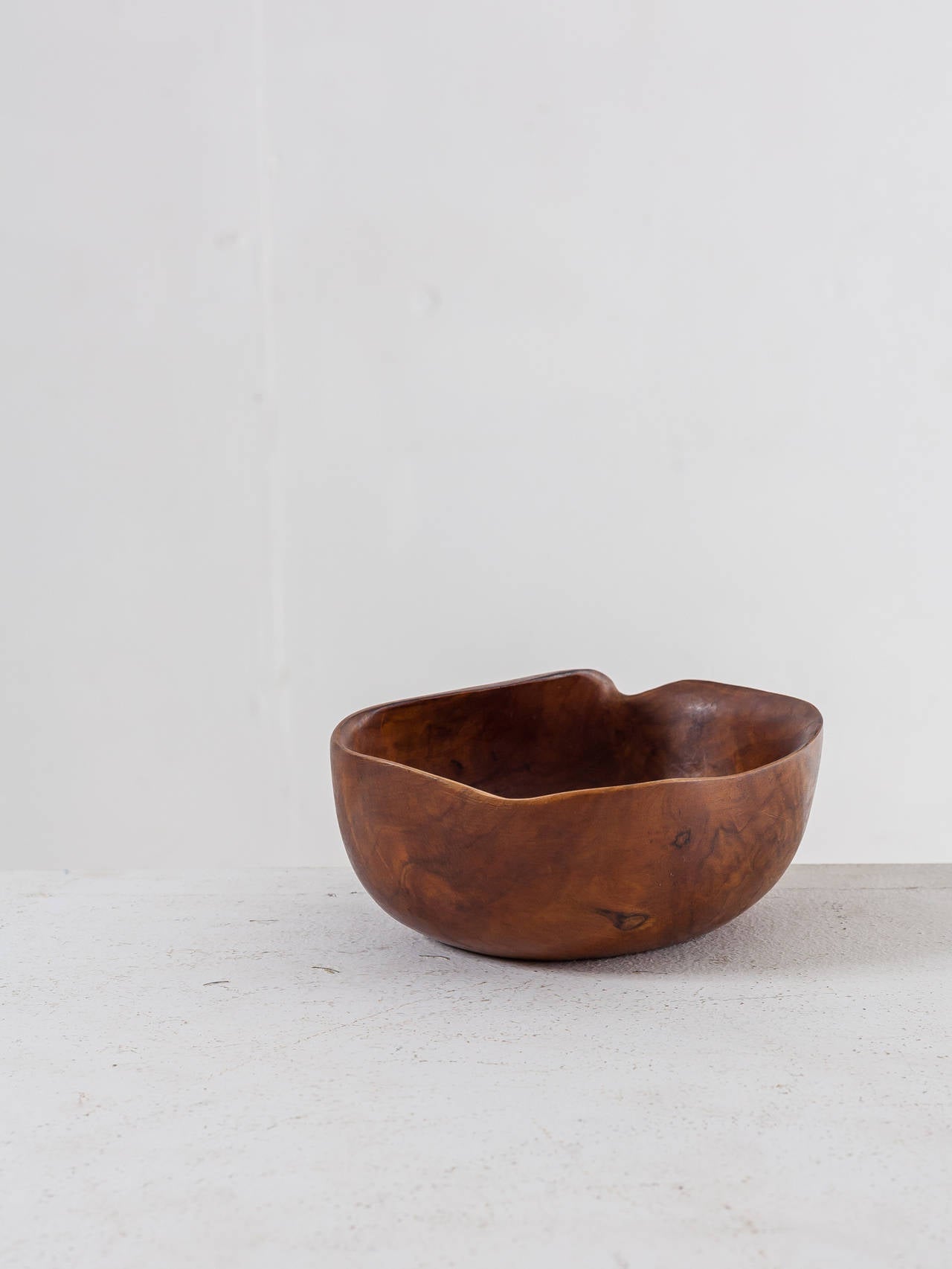 A French sculptural wooden bowl in the manner of Alexandre Noll. The bowl is made of a skillfully carved and rounded dark wood and is in a perfect condition.