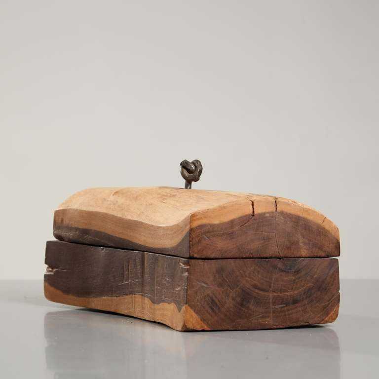 Organic shaped wood box with metal knot grip.
Serves as jewelry or cigarette box or just as a (desk) object.
The soft lines of the wood are reminiscent of Odile Noll's work.