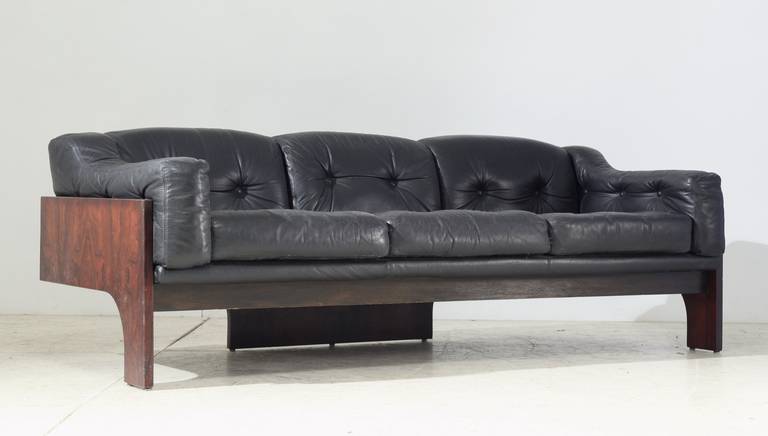 Wonderful sofa from the "Oriolo" series by Claudio Salocchi, for Sormani, Italy, 1966. The rosewood has a wonderful grain and like the leather, is in flawless condition. Stunning and great comfort offering sofa.
* This piece is offered to