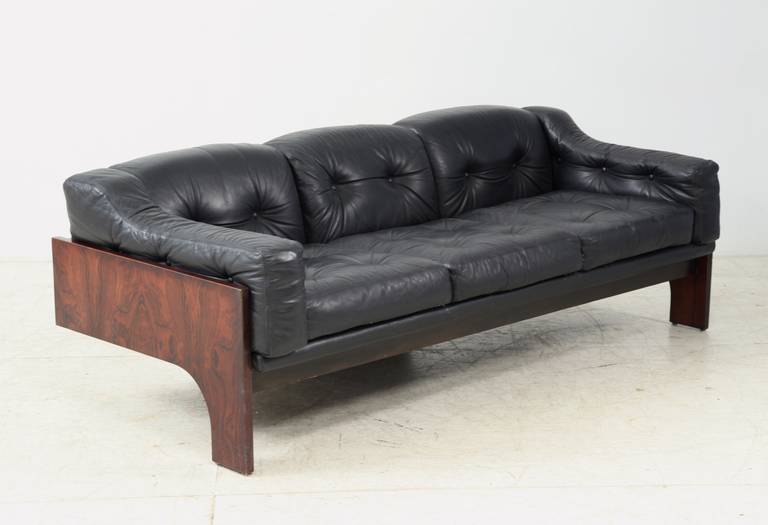 Italian Claudio Salocchi 'Oriolo' Sculptural Sofa in Rosewood andLeather, Italy, 1960s For Sale