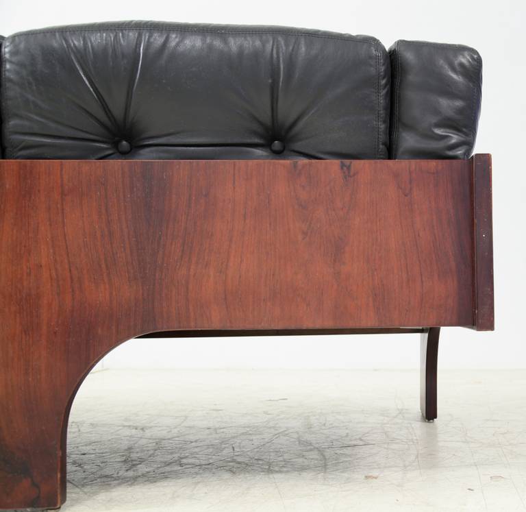 Claudio Salocchi 'Oriolo' Sculptural Sofa in Rosewood andLeather, Italy, 1960s In Excellent Condition For Sale In Maastricht, NL