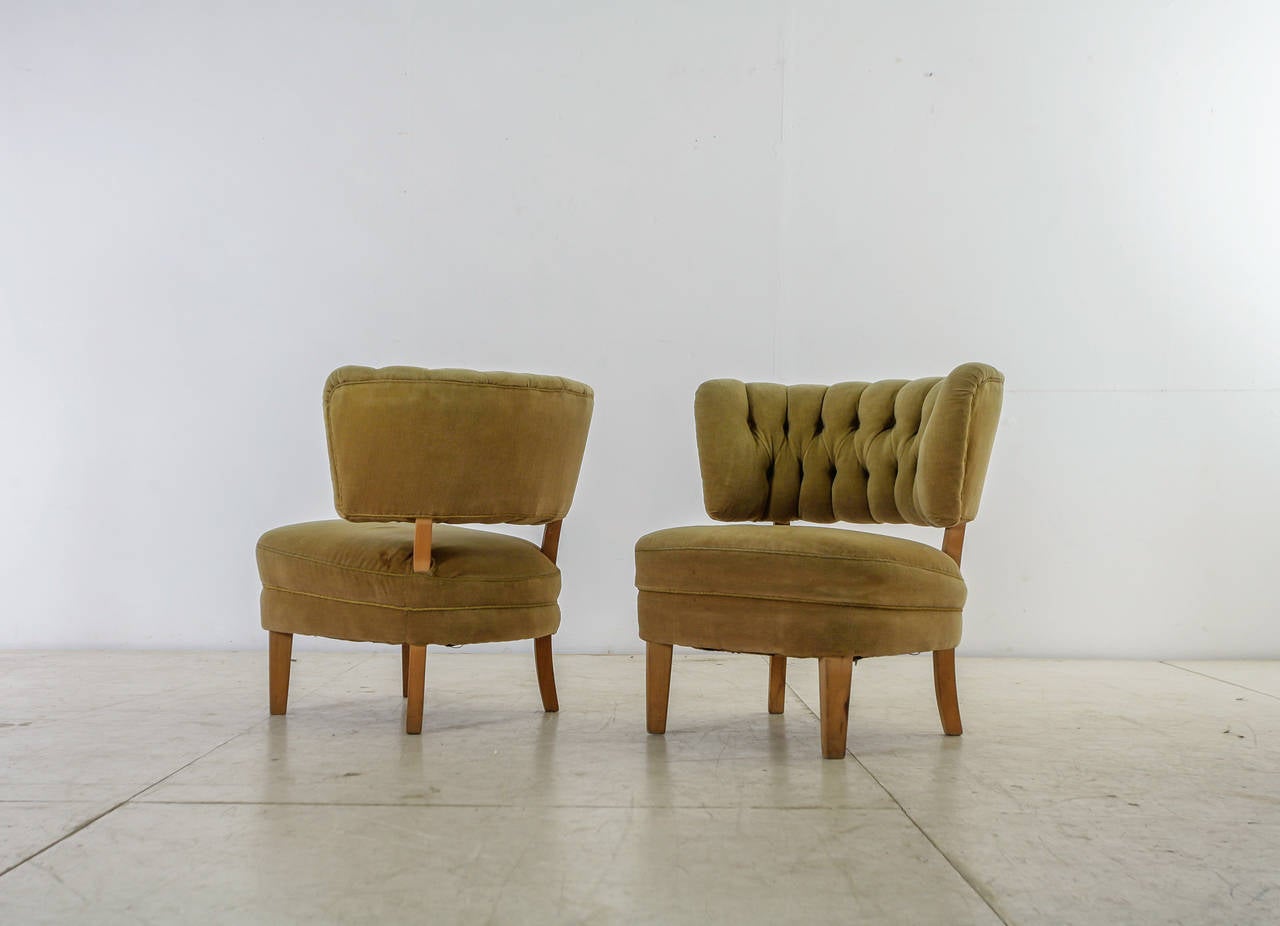 A pair of luxurious Otto Schulz lounge chairs with large and curved back rests and original green velvet upholstery, on beech legs. A beautiful color and although you can tell the fabric is aged, it is still soft and firm.
These chairs were made by