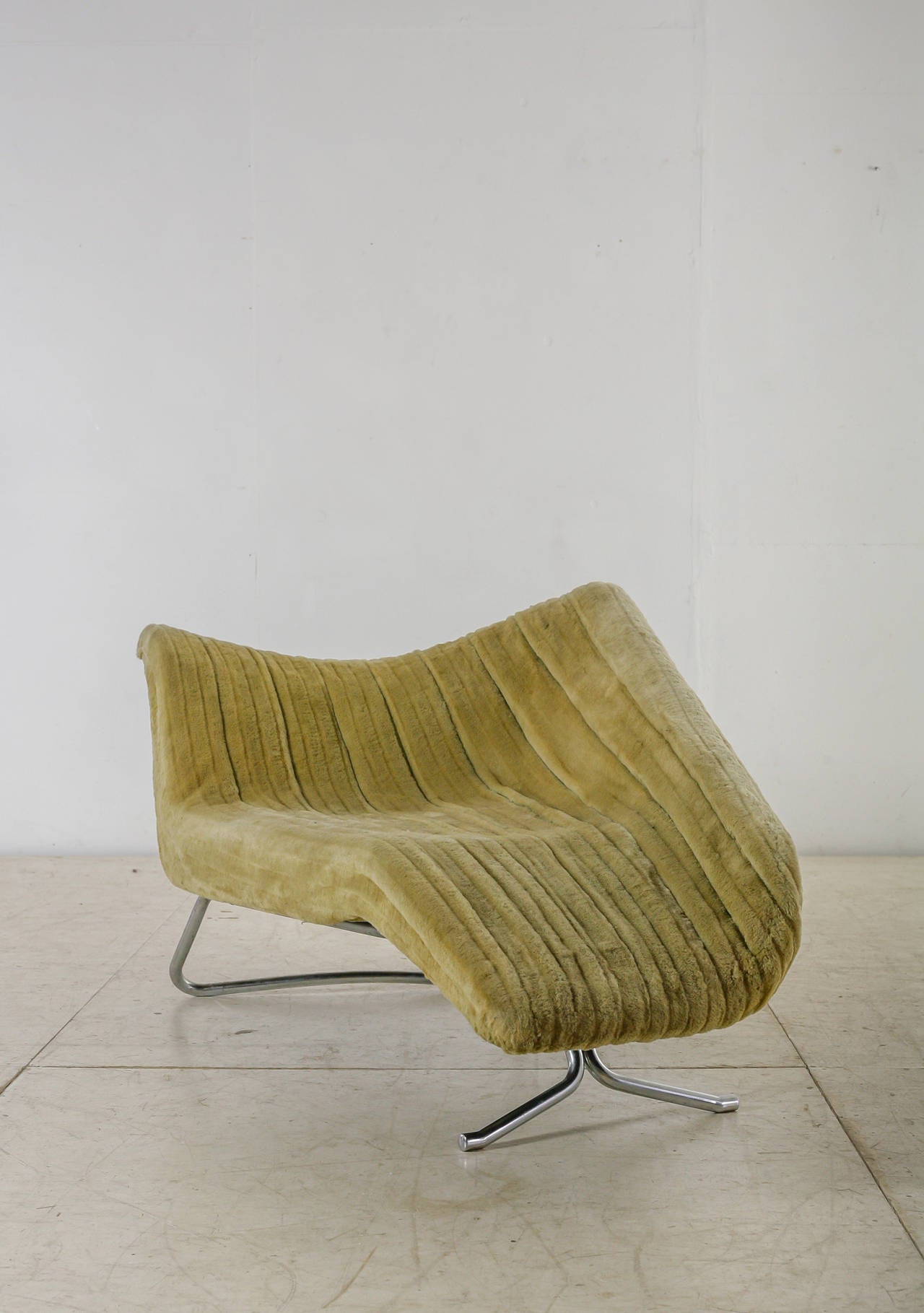 A rare sculptural chaise longue from the 1950s by Danish designer Hans Hartl. The chair is made of a tubular chrome frame with an olive green velour upholstery.

Both the frame and fabric are in a good vintage condition, but the foam needs to be