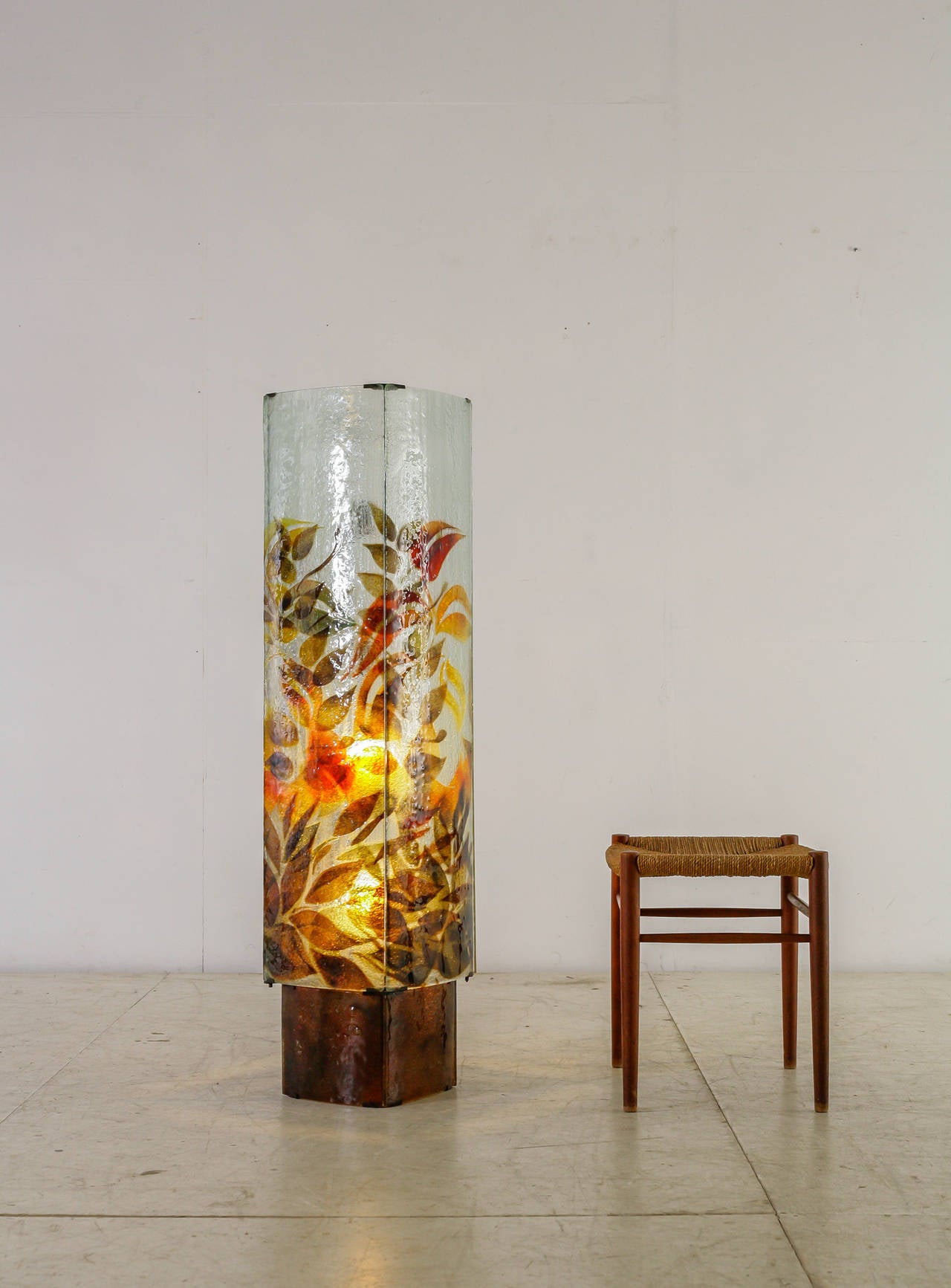 Ein Paar große Steh- oder Tischlampen aus Glas aus den 1960er Jahren mit Blumenmotiv. Die Diffusoren bestehen aus vier Glasplatten, die von einem inneren Metallrahmen gehalten werden. Die Sockel sind aus vier dunklen Glasplatten gefertigt.

Sie sind