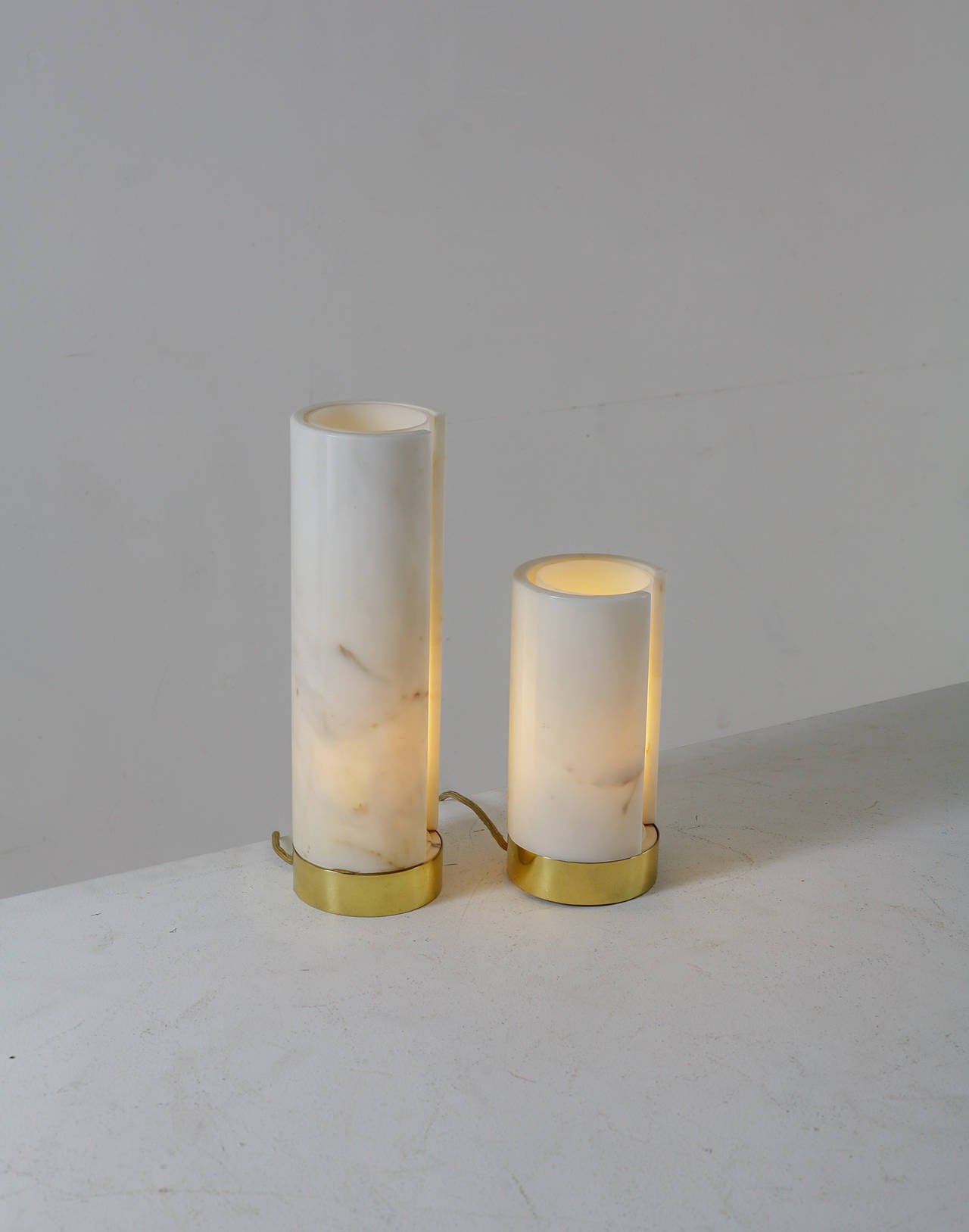 Mid-Century Modern Pair of Marble and Plexiglass Table Lamps, Italy, 1960s For Sale