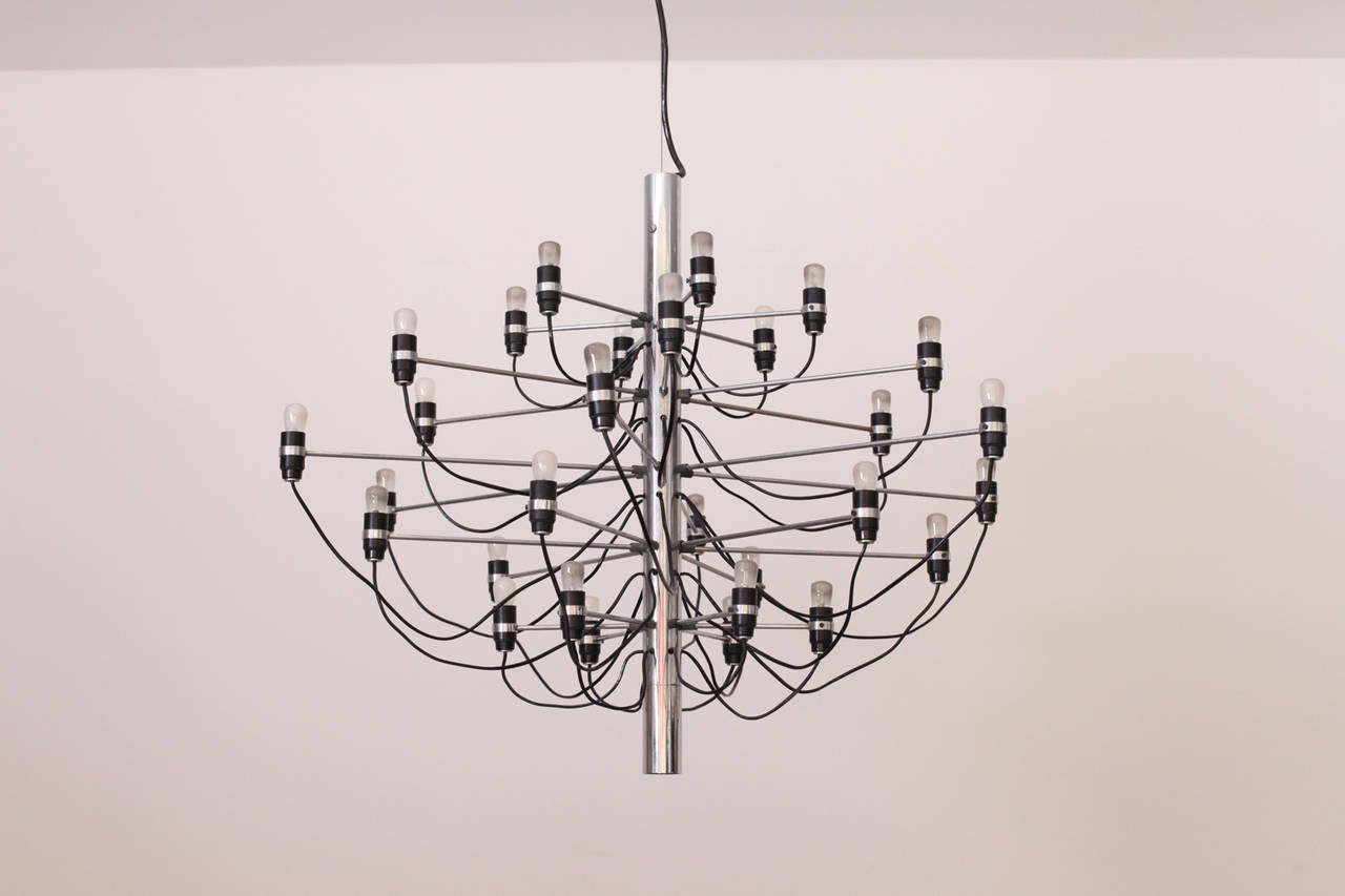 Italian chandelier, model 2097/30 design in 1958 by Gino Sarfatti for Arteluce, manufactured in Italy late 1950s-early 1960s. 30 sockets! Italian flag Arteluce sticker. The metal shows a authentic patina.