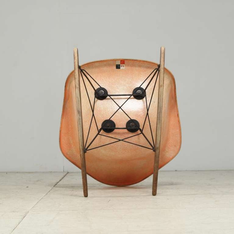 Salmon pink Zenith armchair on 1st edition rocker base In Excellent Condition In Maastricht, NL