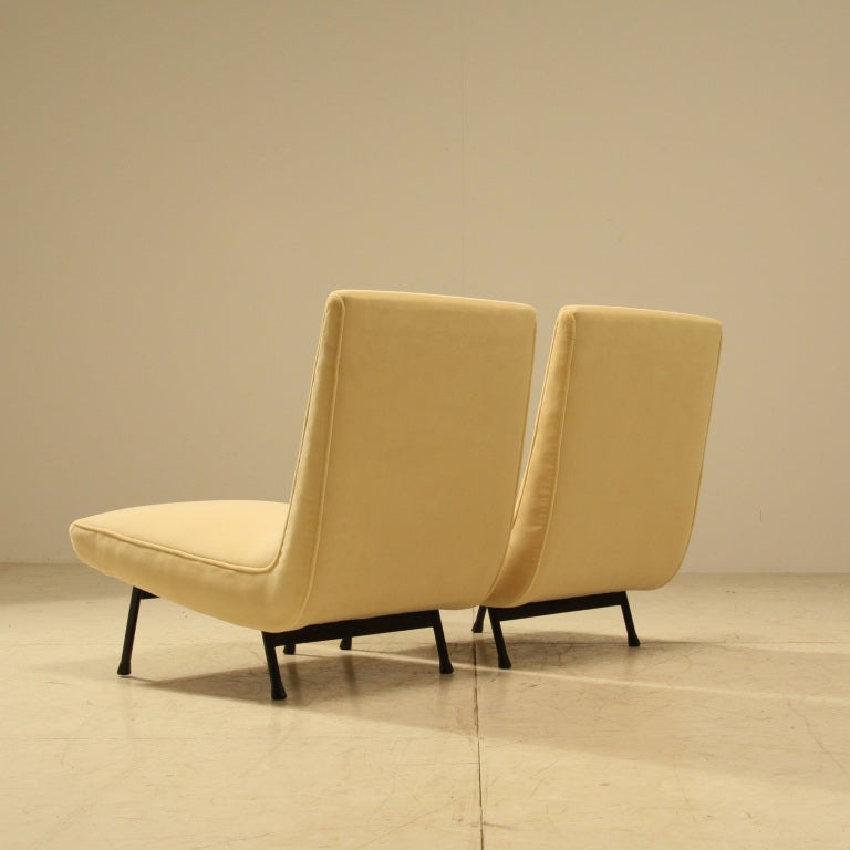 Mid-Century Modern Pair of Cream White Slipper Chairs For Sale