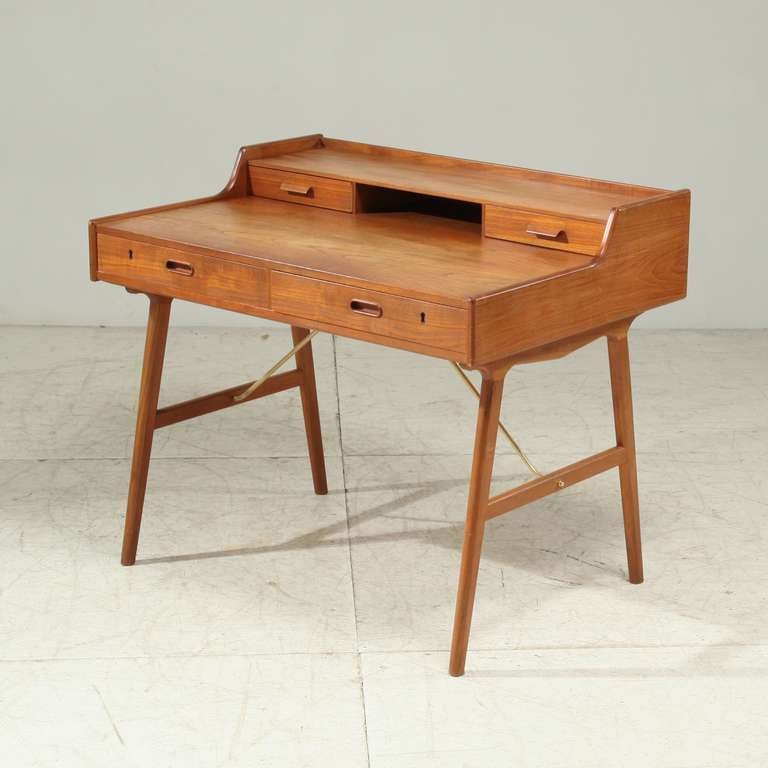Danish desk Model #56 designed by Arne Wahl Iversen and manufactured by Vinde Mobelfabrik, Denmark, 1961.
Excellent condition