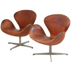 Pair  Arne Jacobsen Swan Chairs with Sidetable, 1969 Edition Set