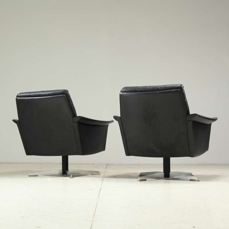 Mid-Century Modern Pair Swiveling Black Leather Club Chairs For Sale